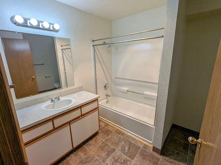 North Salem Apartment Complex With Washer/Dryer! ~ Camelot — Photo 11
