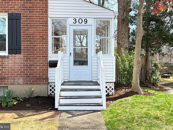3rd image of 309 N Greenbrier St