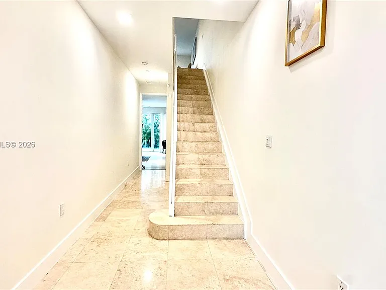 814 NE 19th Ave — Photo 3
