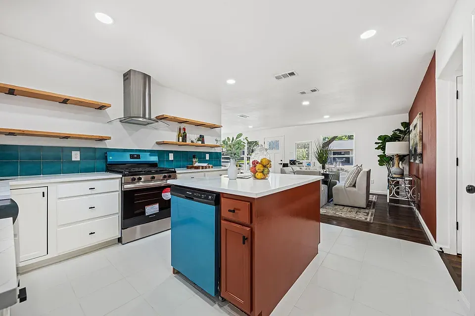 4 bed, 1390 sqft, $2,700 — Photo 3