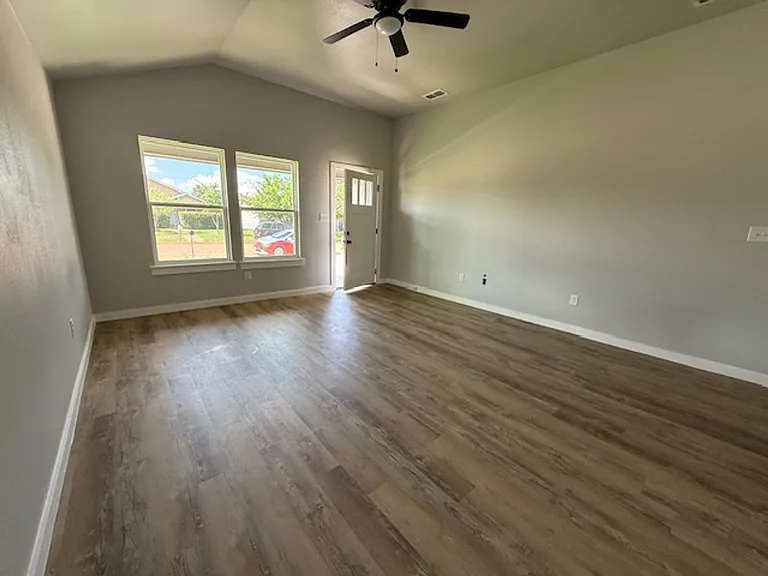 938 Minda St — Photo 3