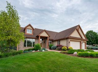 8982 W Stone Hedge Dr, Franklin, WI 53132