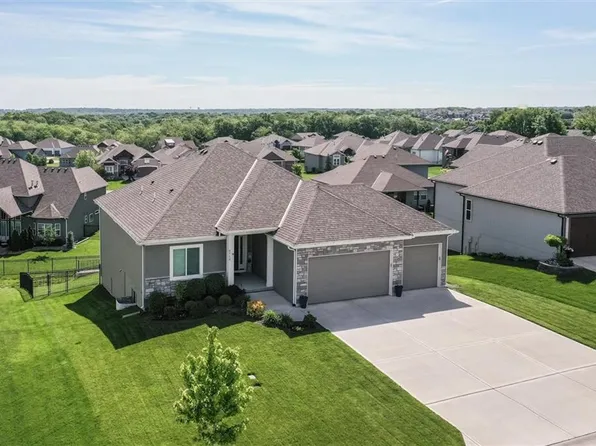 4713 NE Saratoga Ct, Lees Summit, MO 64064