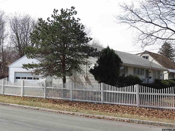 3rd image of 8 Garden Ct