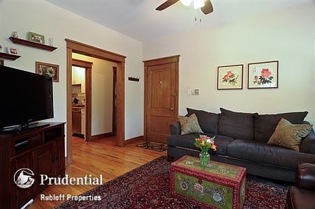 4th image of 1101 W Wrightwood Ave