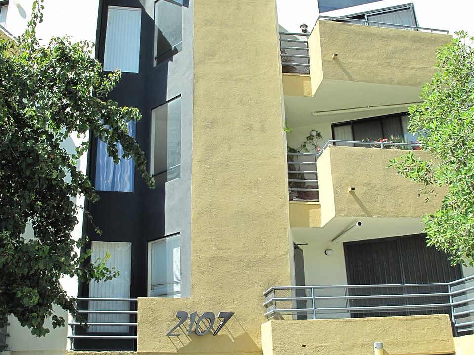 1st image of 2107 N Beachwood Dr APT 302