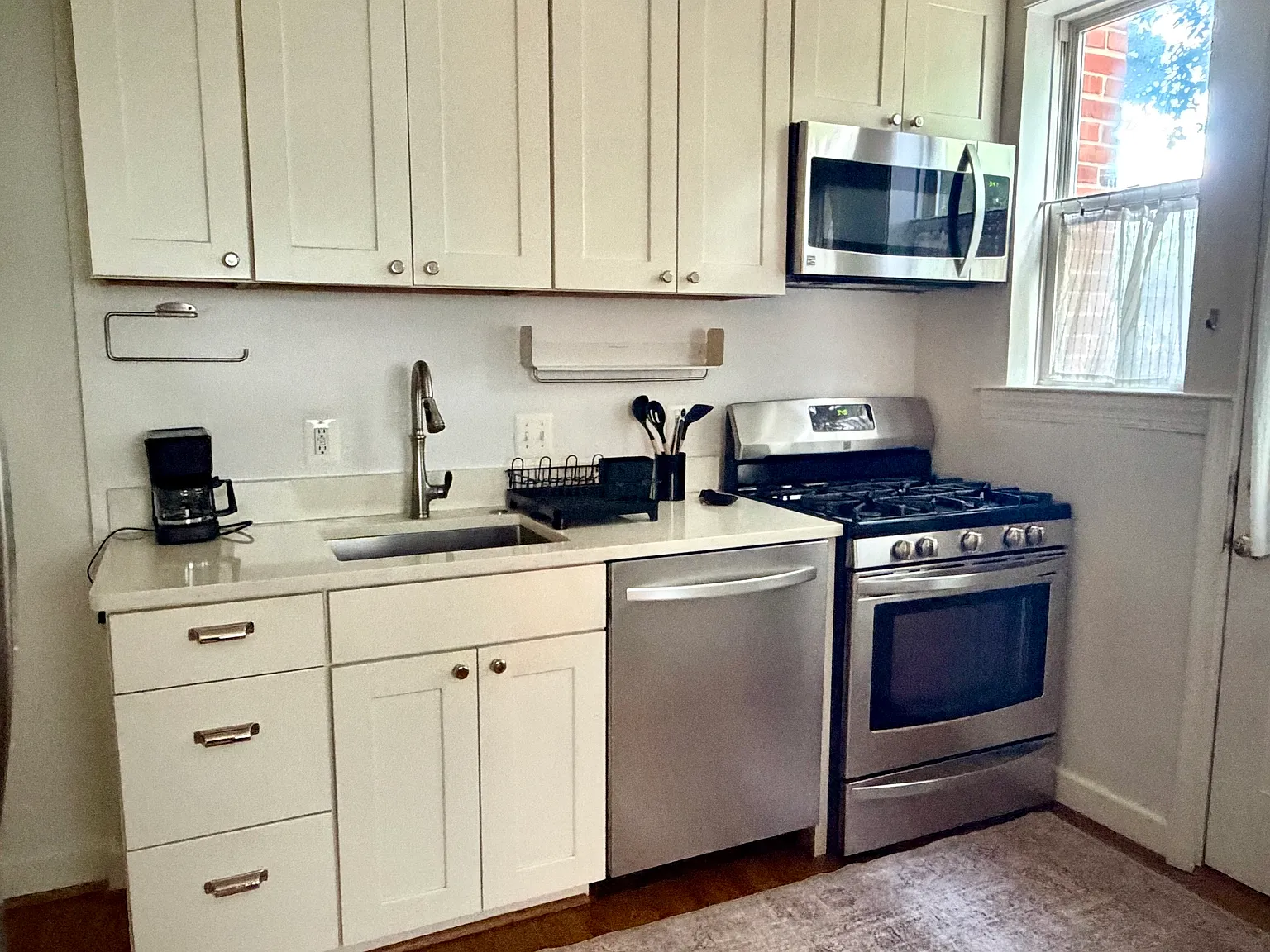 2 bed, 900 sqft, $4,900 — Photo 2