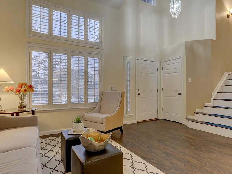 541 Pitkin Way — Photo 2