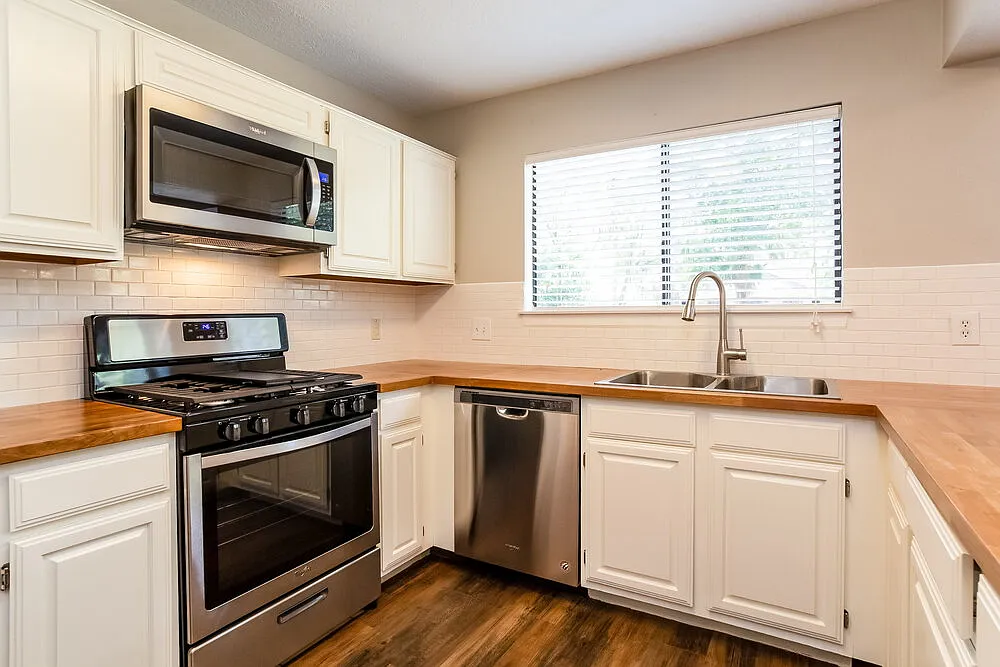 4 bed, 2.5 bath, 2152 sqft, $2,395 — Photo 3