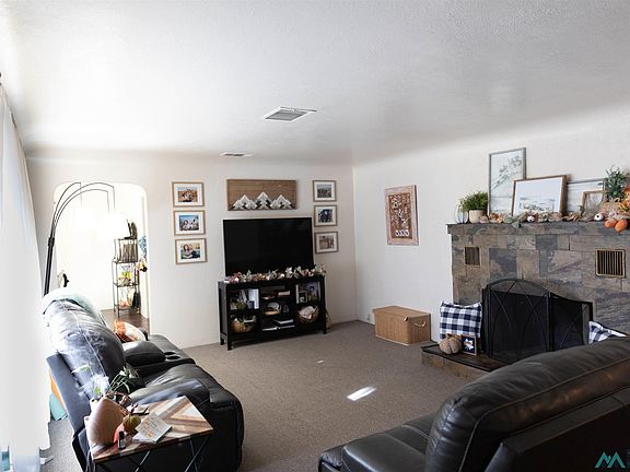 3rd image of 924 N Halagueno St