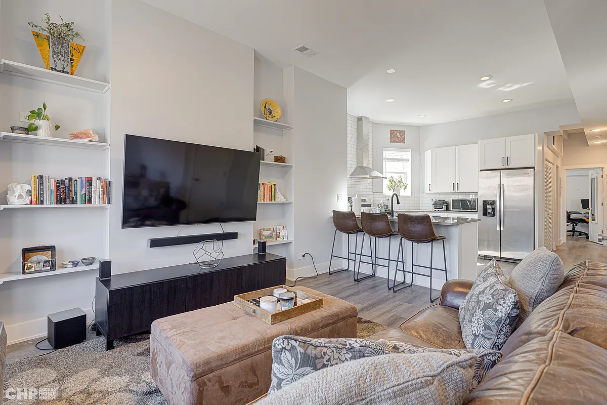 Building Photo - 3242 N Seminary Ave #2