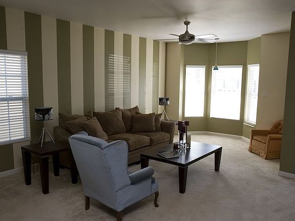 bay window, 9 ft. ceilings