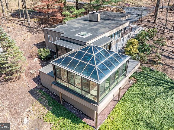 4th image of 23 Drumheller Dr