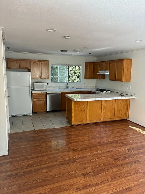 3 bed, 2.5 bath, 1595 sqft, $5,995 — Photo 2