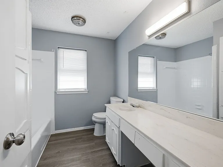 512 Sussex Dr — Photo 1