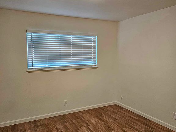 4th image of 3219 Williamsburg Dr #3