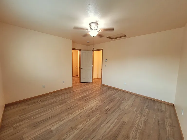 410 Holland Ave — Photo 23