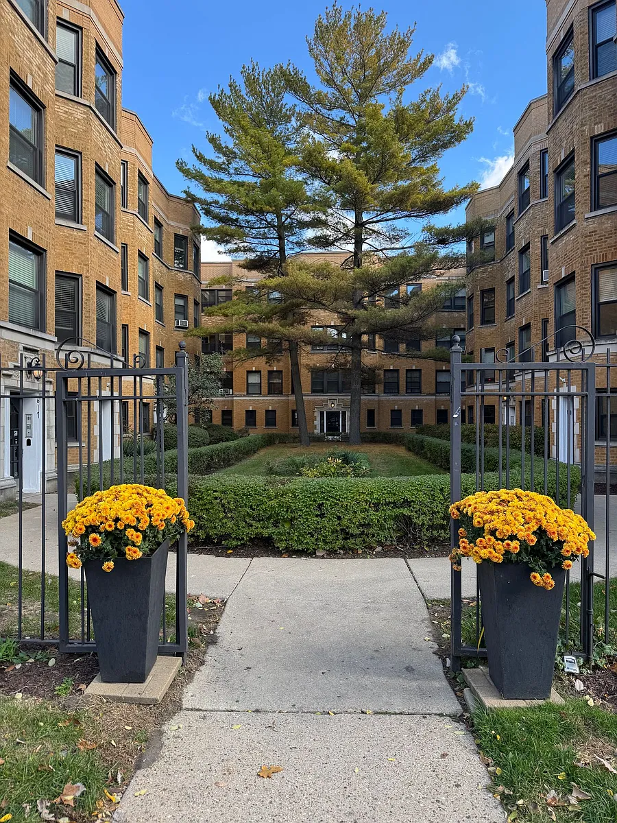 Building Photo - 605 Hinman