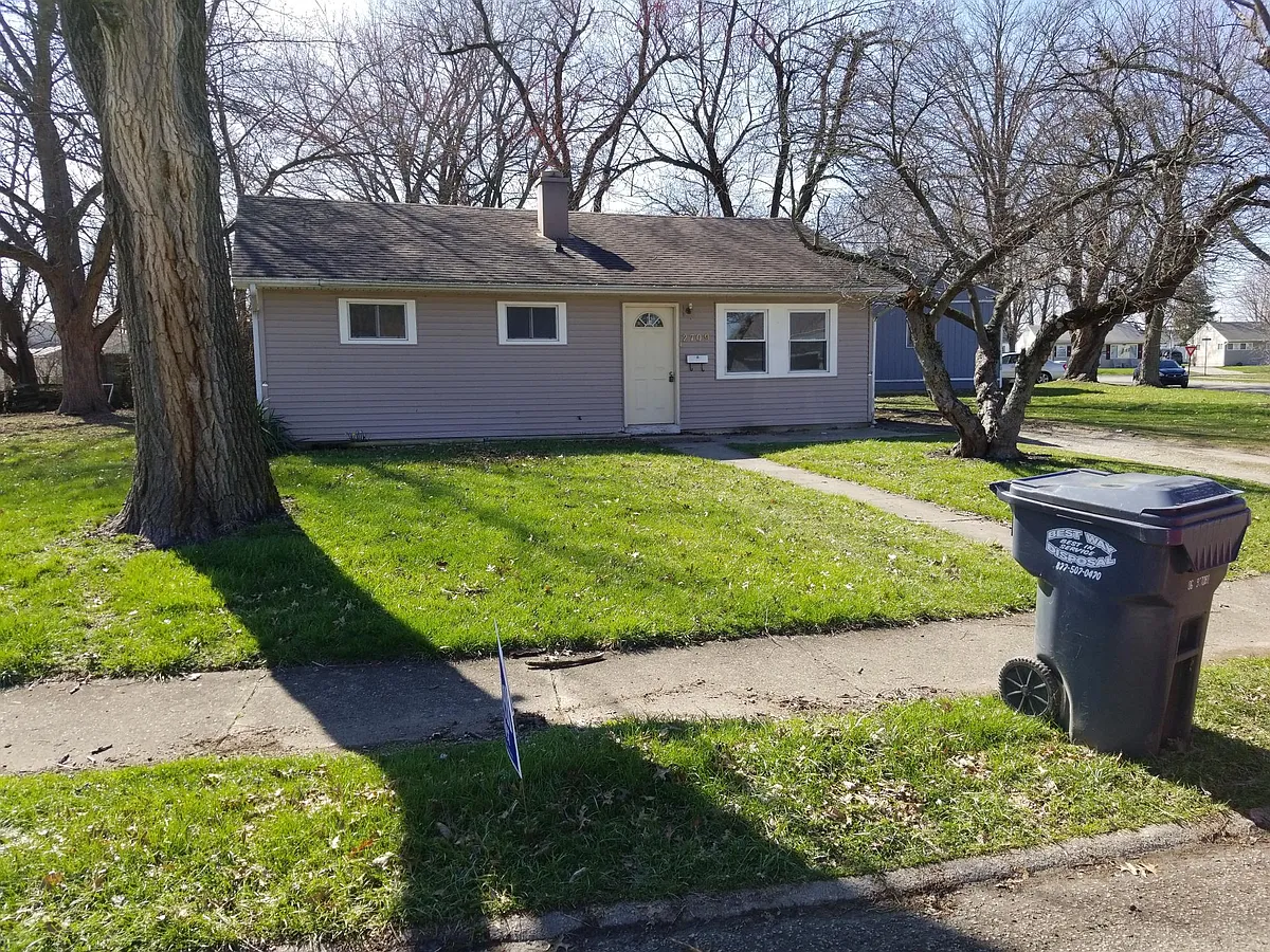 Off street parking with long driveway. - 2709 Chippewa Dr