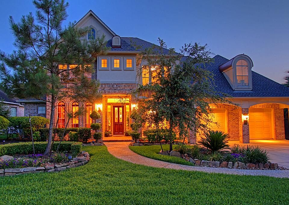 Welcome to 73 N. Spring Trellis Circle located in coveted Indian Springs, The Woodlands.