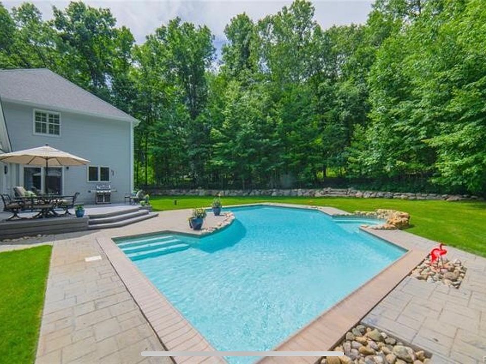 2nd image of 10131 Greentree Dr
