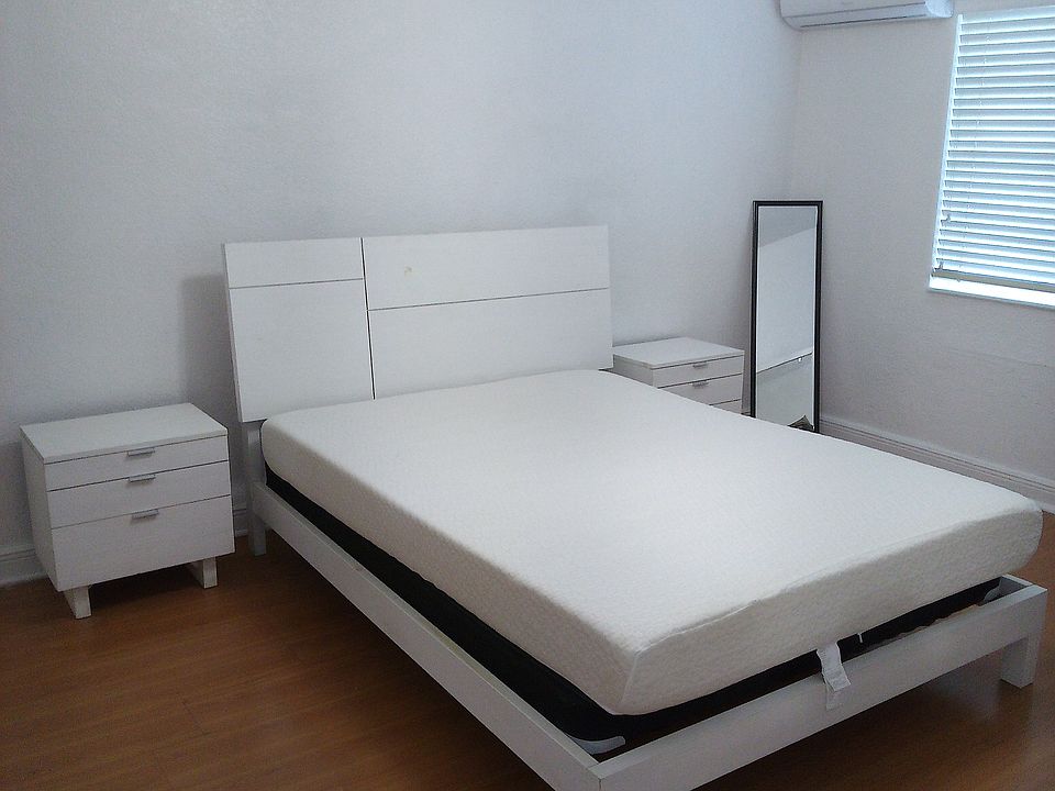 Single private bedroom for rent with one closet, AC and ceiling fan. Double dresser also included on opposite wall.