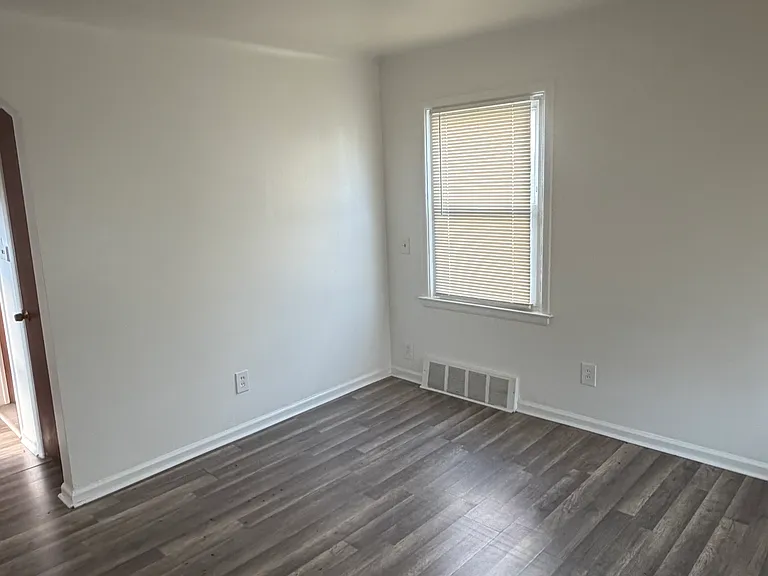 28537 Barton St — Photo 7