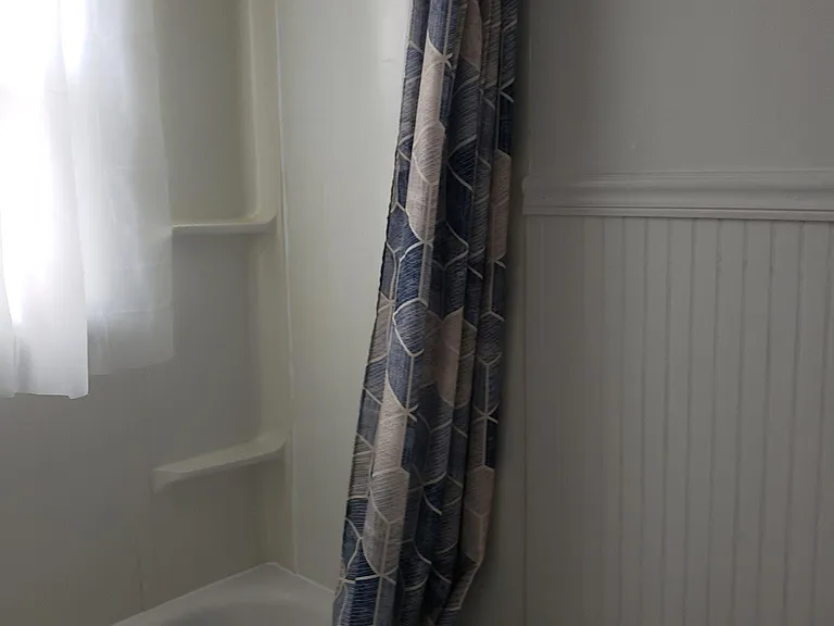 Bathroom tub