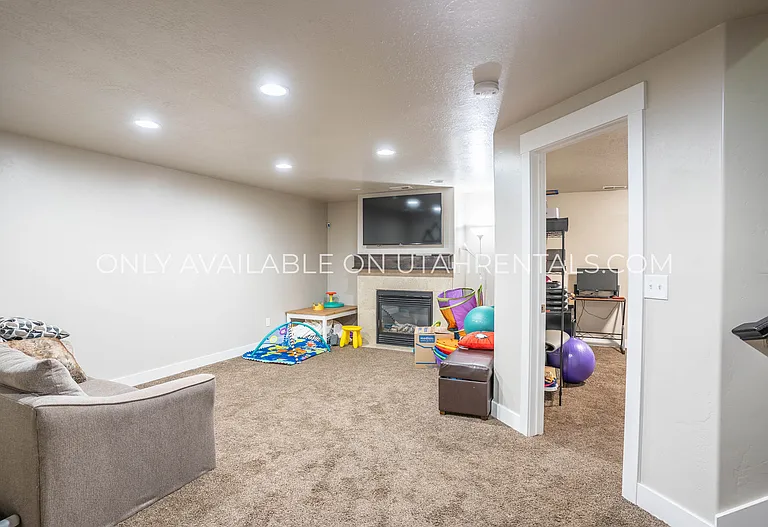 198 E Segovia Ln — Photo 20