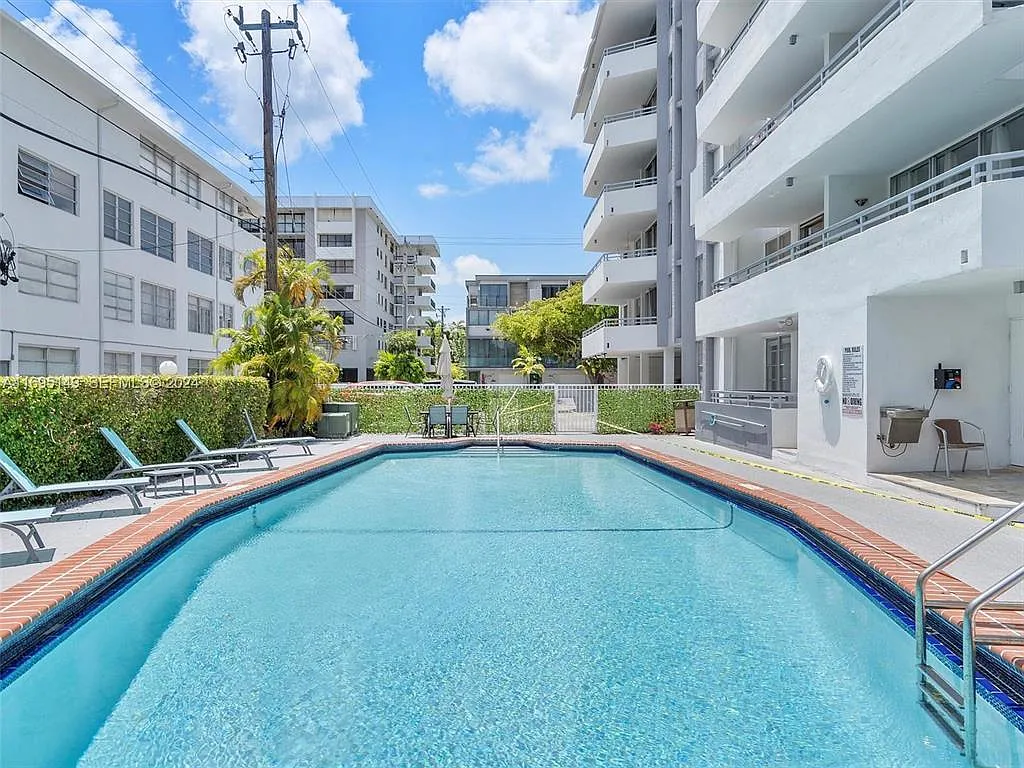 1 bed, 1.5 bath, 883 sqft, $2,300 — Photo 3