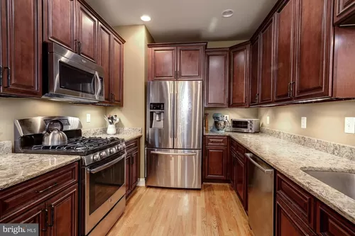 Renovated kitchen, stainless steel appliances, granite countertops - 5065 Minda Ct