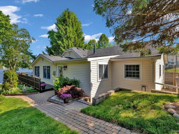 11473 Sunset Blvd, Pinckney, MI 48169