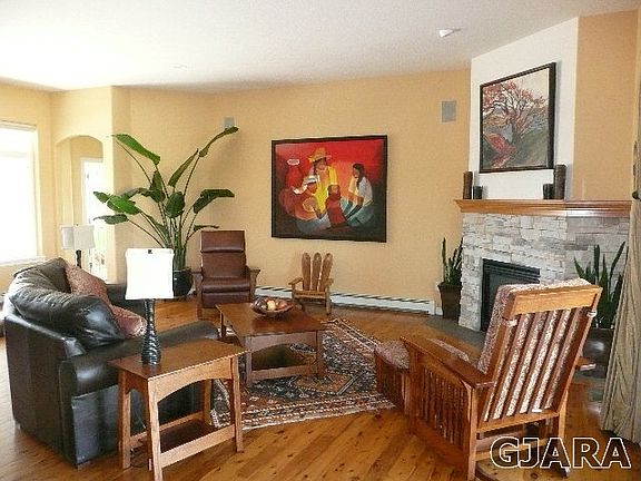 3rd image of 1371 Horseshoe Dr