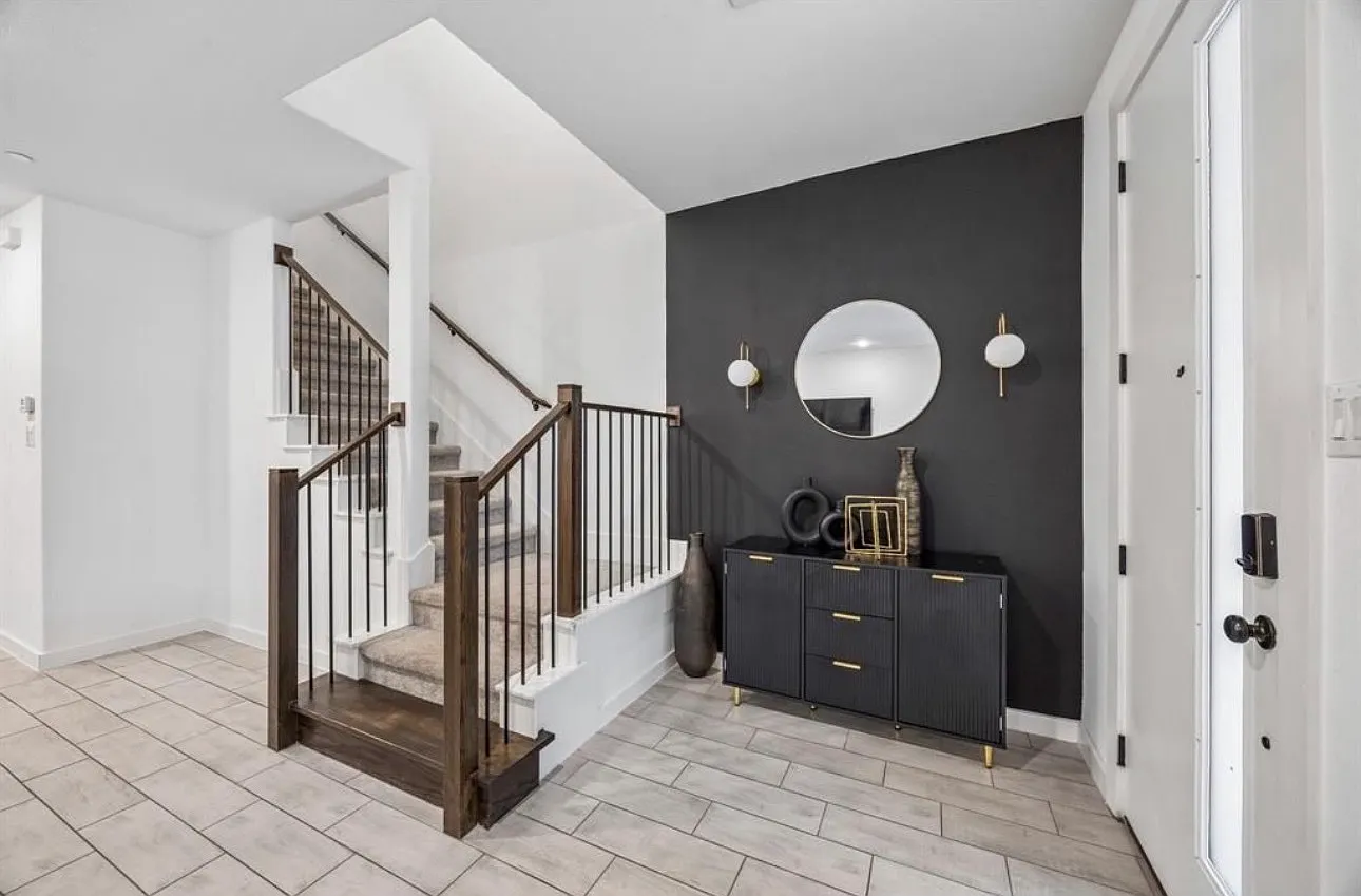 3 bed, 2009 sqft, $2,895 — Photo 2