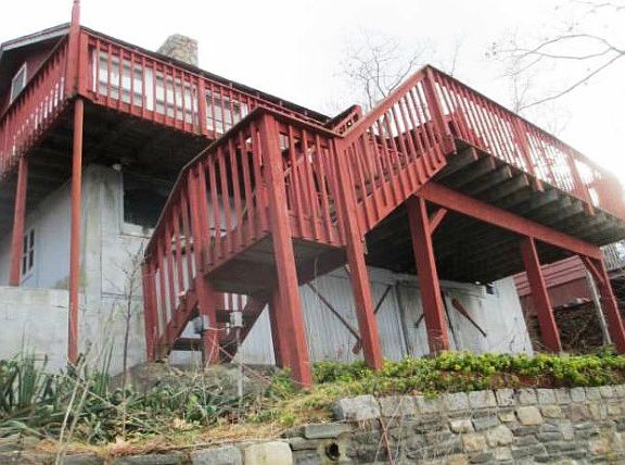 2nd image of 1005 Lakeside Dr E