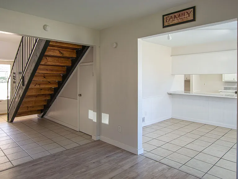 224 S Bouziden Dr — Photo 7