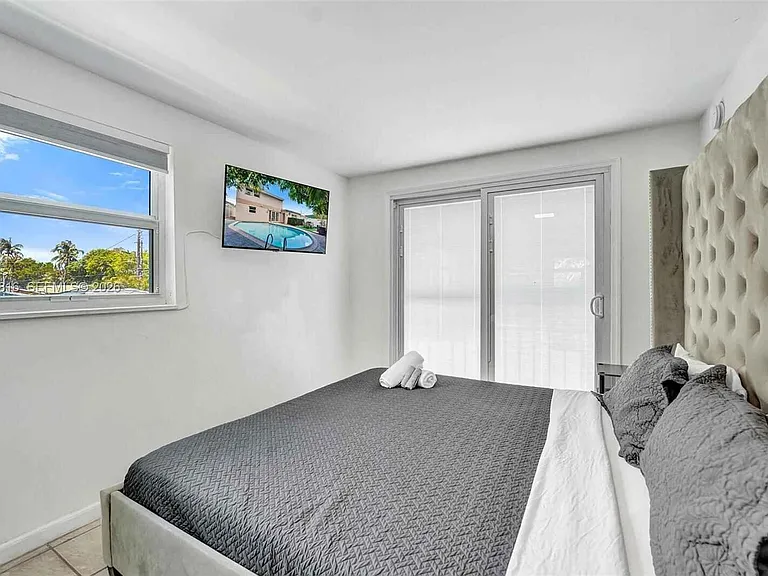 712 SW 7th Ter — Photo 48
