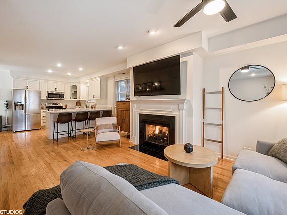 4th image of 1531 W Oakdale Ave #2