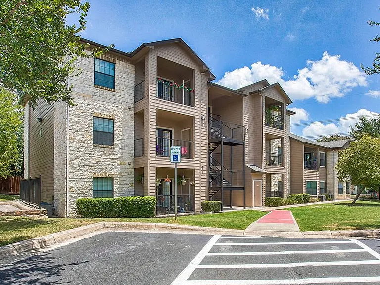 Nestled in a serene setting with beautiful views, Mission Oak apartment provides a peaceful retreat that feels worlds away while being conveniently located near shopping, dining, and major employers.