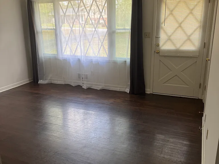 710 Earl St SE — Photo 10