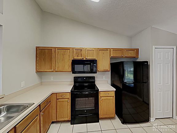 4th image of 325 Covent Gardens Pl
