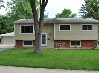 1 Catalpa Ct, Woodridge, IL