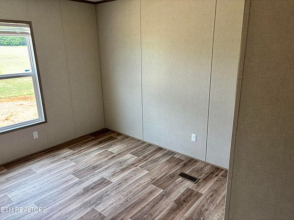 4th image of 283 Thompson Rd