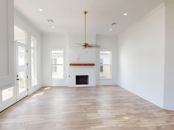 4th image of 139 Lakes Edge Dr
