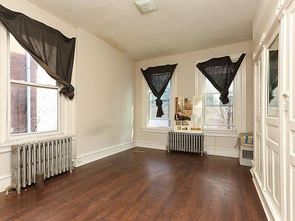 3rd image of 229 Buckingham Pl APT 2R