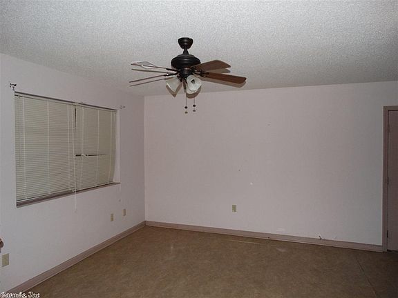 3rd image of 110 Rembrant Dr