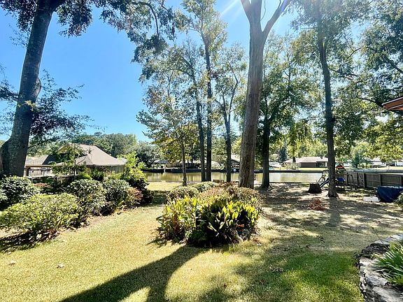 5th image of 208 Bay Park Dr