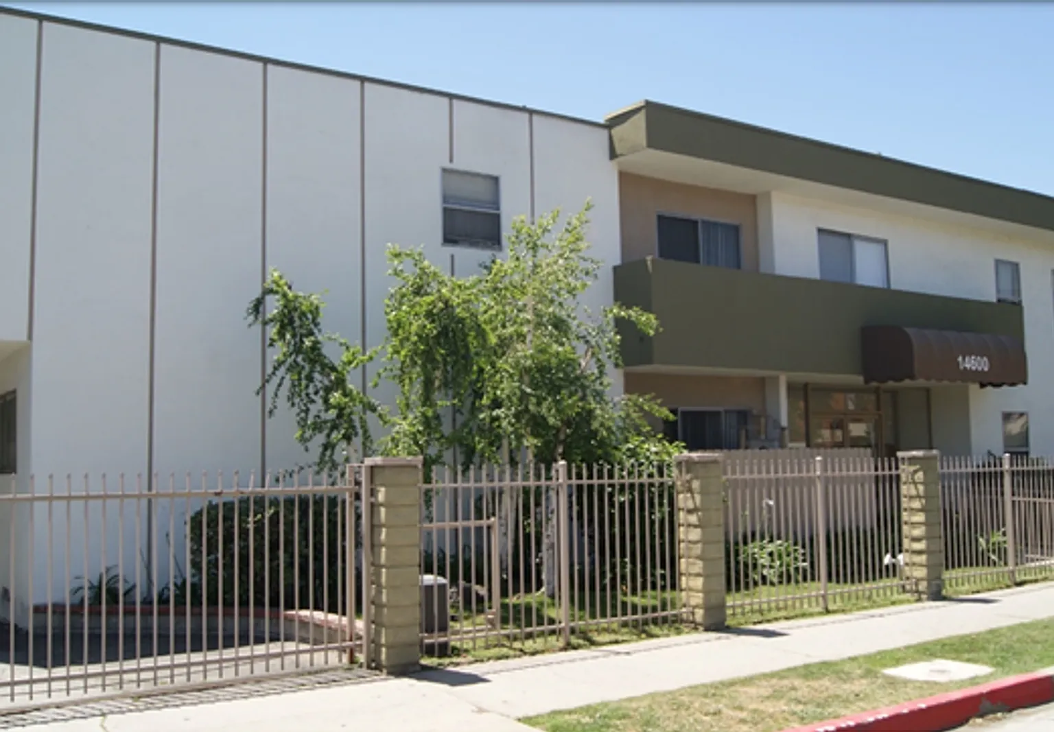 Spacious Floorplans. Refreshing Pool. Sherman Oaks Living — Photo 2