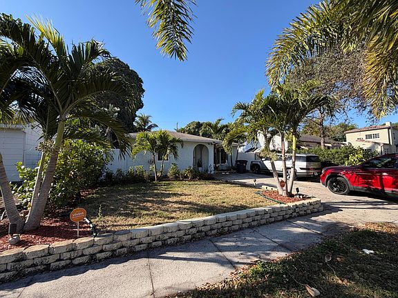 2nd image of 814 Colonial Road