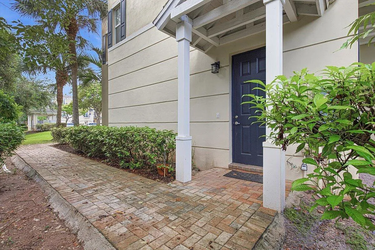 3 bed, 3.5 bath, 1957 sqft, $4,000 — Photo 1